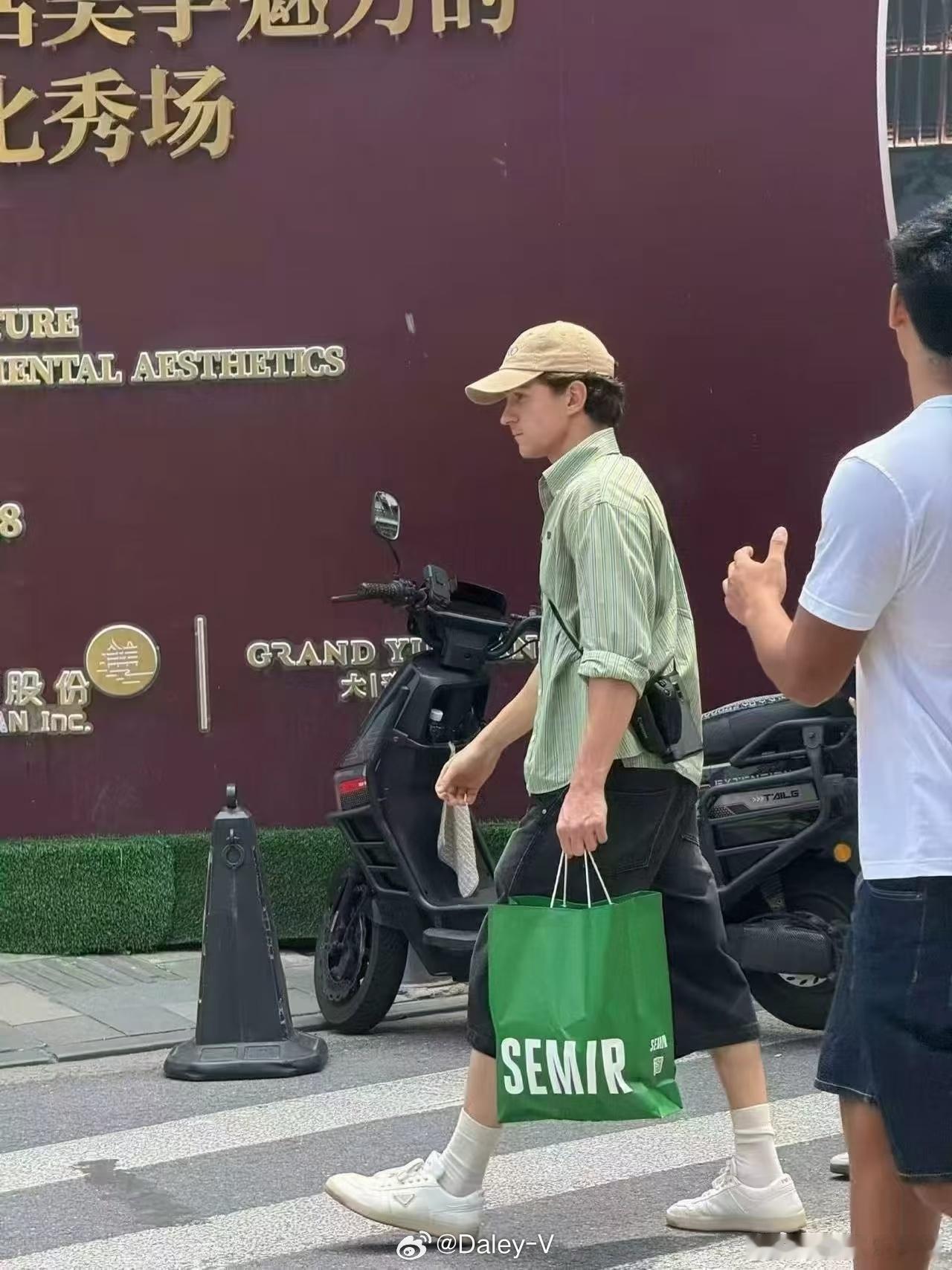 荷兰弟回应买森马荷兰弟赞达亚亮相上海首映礼荷兰弟说森马很舒服不刻意追求大牌，逛到