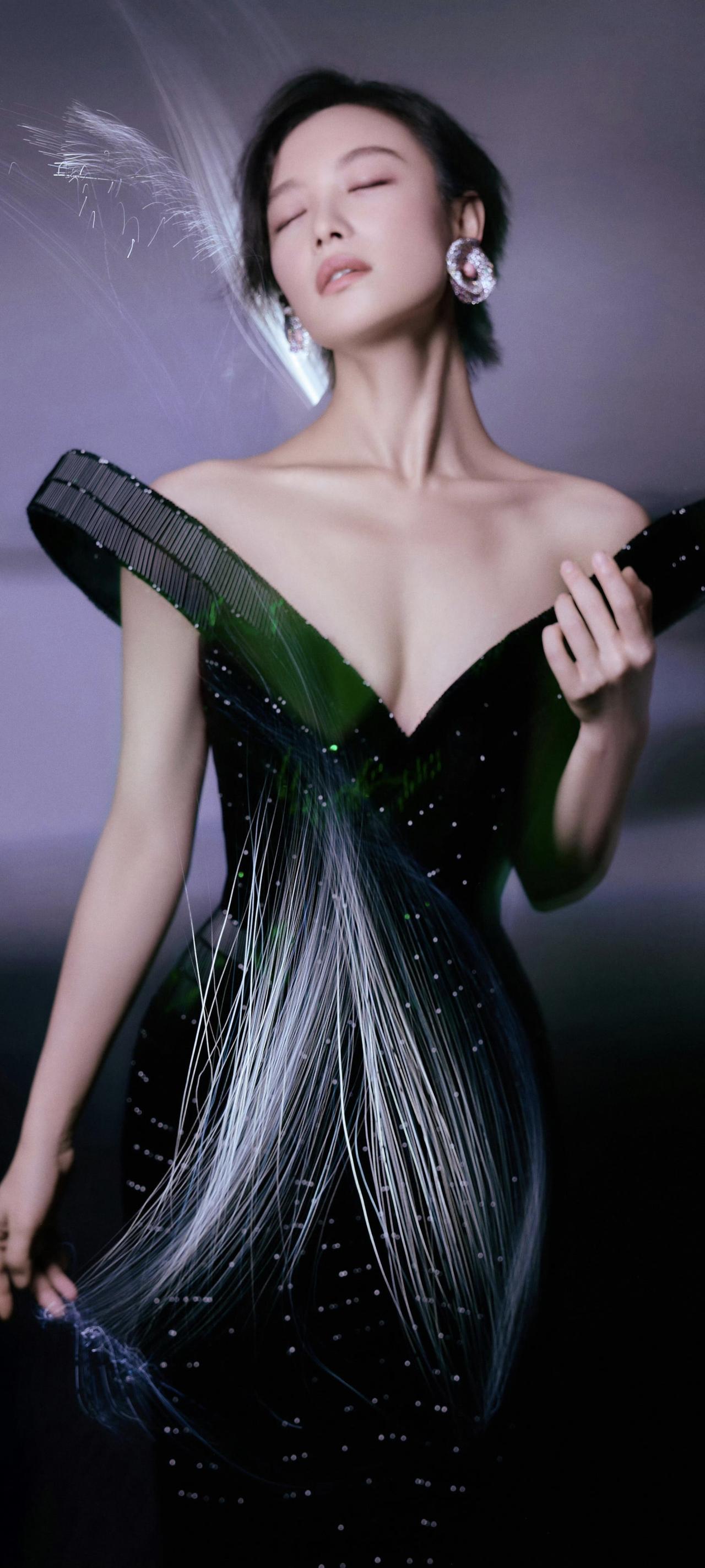 沉溺于自己的美貌无法自拔！