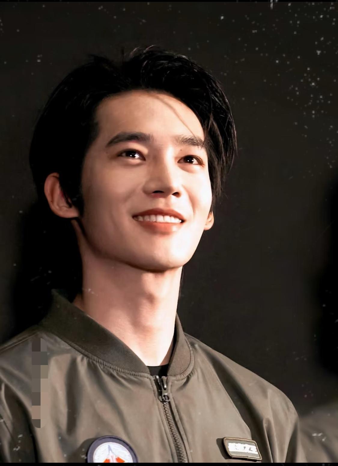 无人问津的时候笑得真好看！

那时很瘦！

应该也就二十出头吧，他主演之一的《封