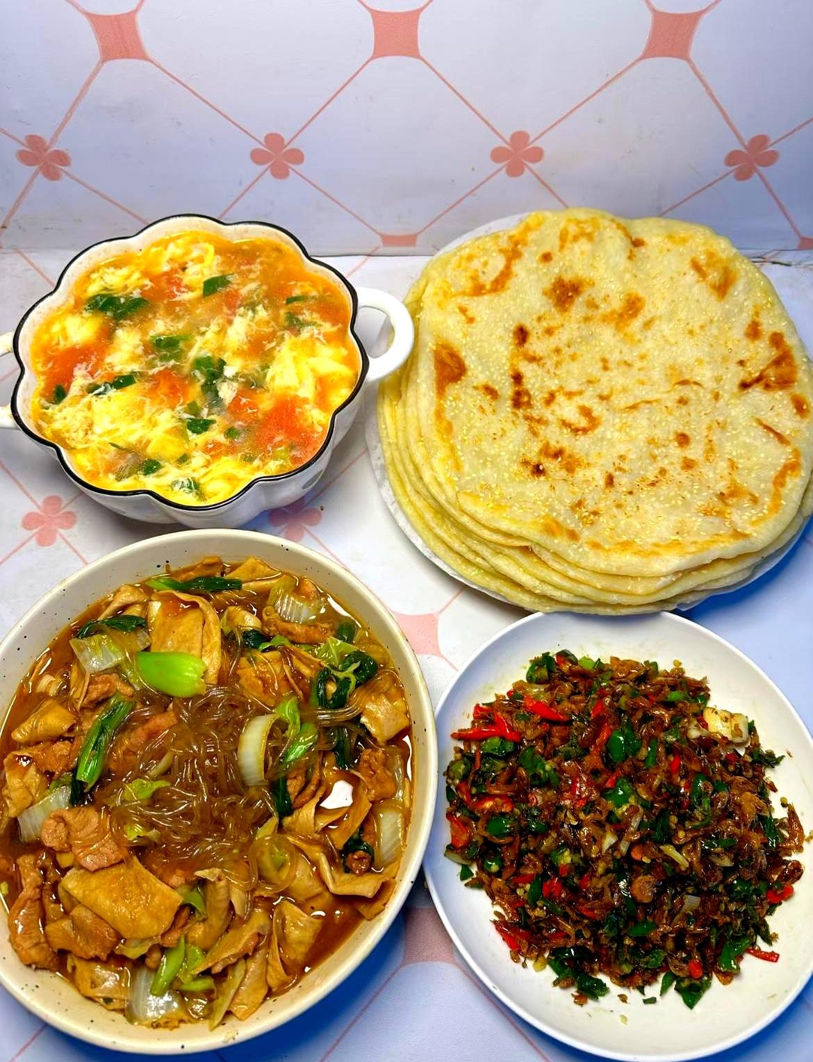 开冰箱时，冷风比饭菜多，几袋速冻饺子还夹着堂姐塞的纸条。
62岁的大伯独处四年，