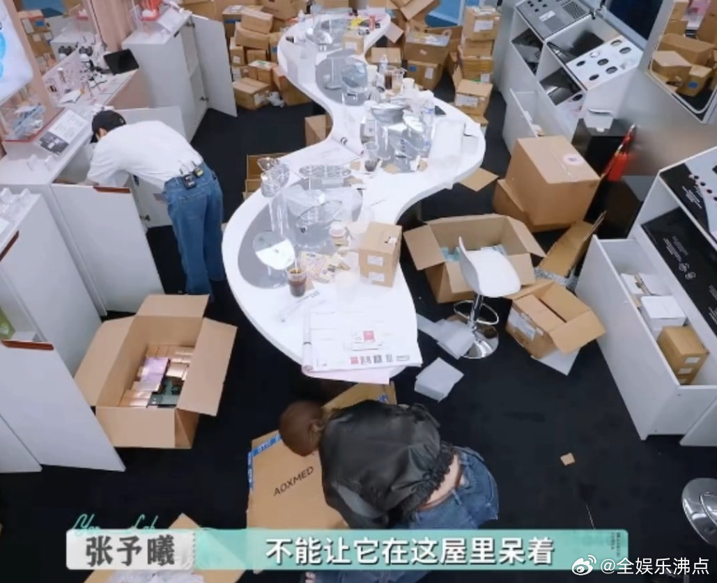 张予曦到了巴黎也一股班味儿张予曦到巴黎开启“奋斗模式”，收拾东西忙不停，这班味儿