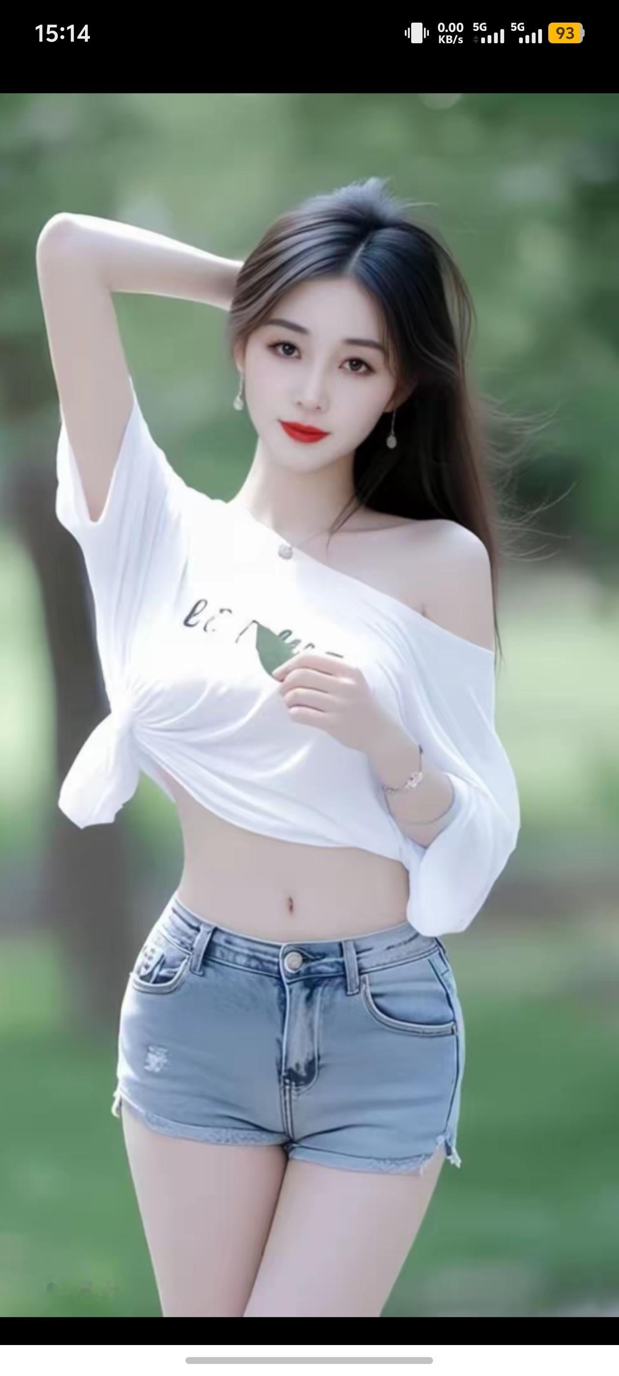 白衫斜肩揉碎了林间的光，牛仔短裤兜住夏日的风，红唇衔着清甜的笑意，把绿意里的心动