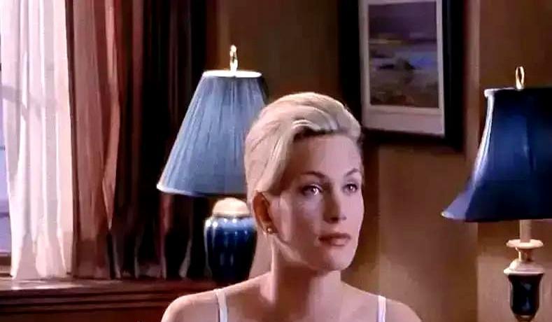 她被骗脱掉内裤，私处特写却被导演剪进电影，这事你敢信吗？
莎朗·斯通直到电影上映