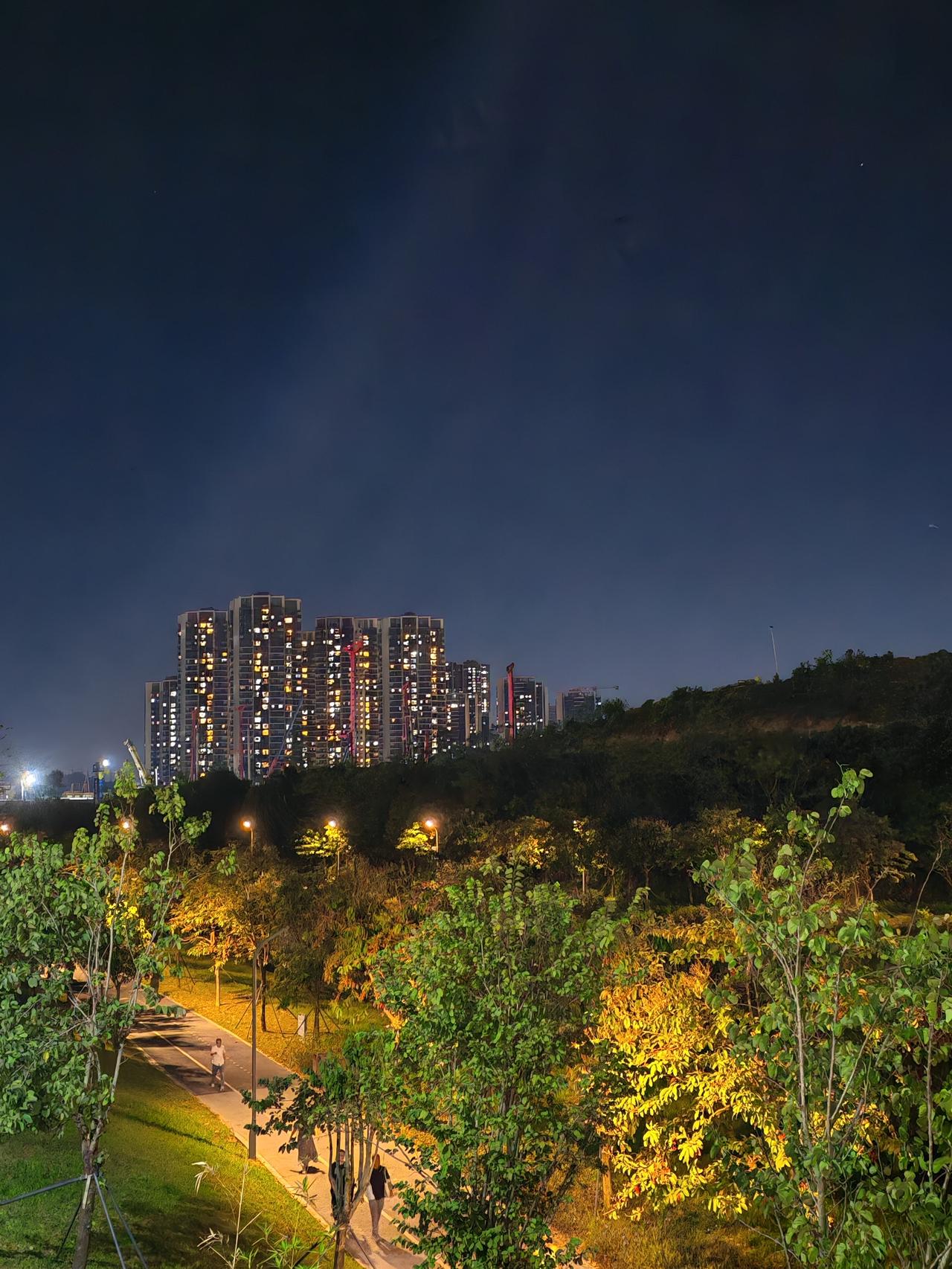 这个上联有点刁啊，宝马和奔驰都是车型，在句中又有词本身的意思。下联就以车型名称对