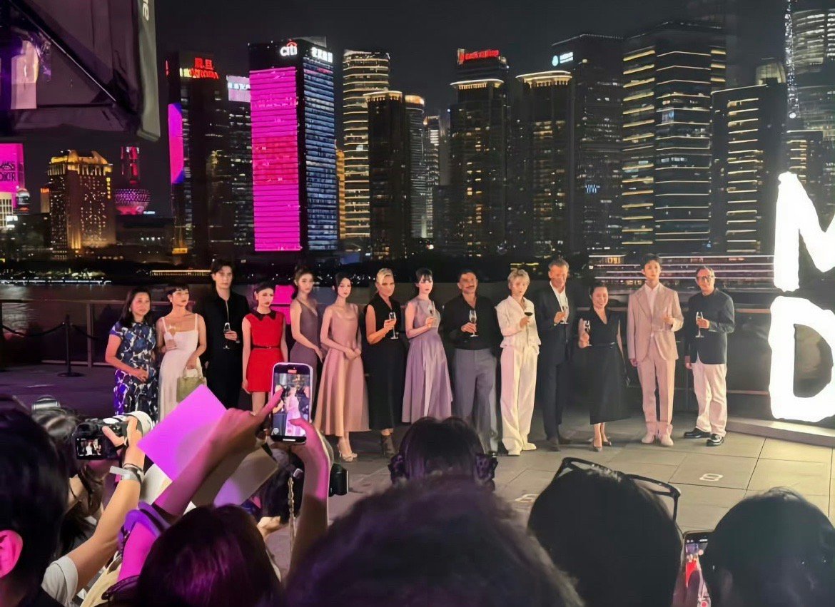 迪奥还是挺端水的，迪丽热巴和刘雨昕都有C位图。 ​​​