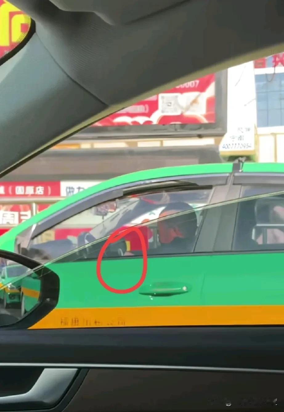 你说今天在路上等红绿灯时，猜我看到了什么？太不可思议了，我仔细的盯了半天，
原来