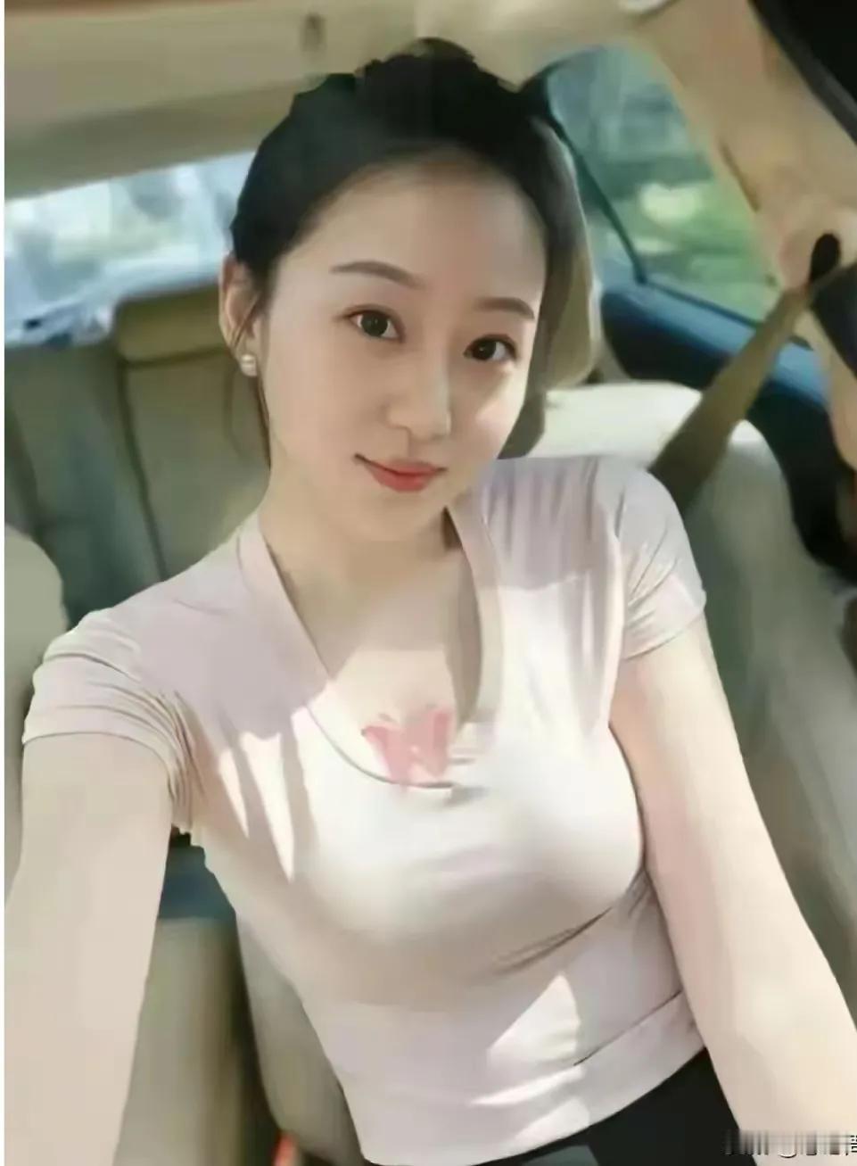 王慧，一个35岁的独立女性，她的生活平静而有序。工作中的她自信满满，生活中的她也