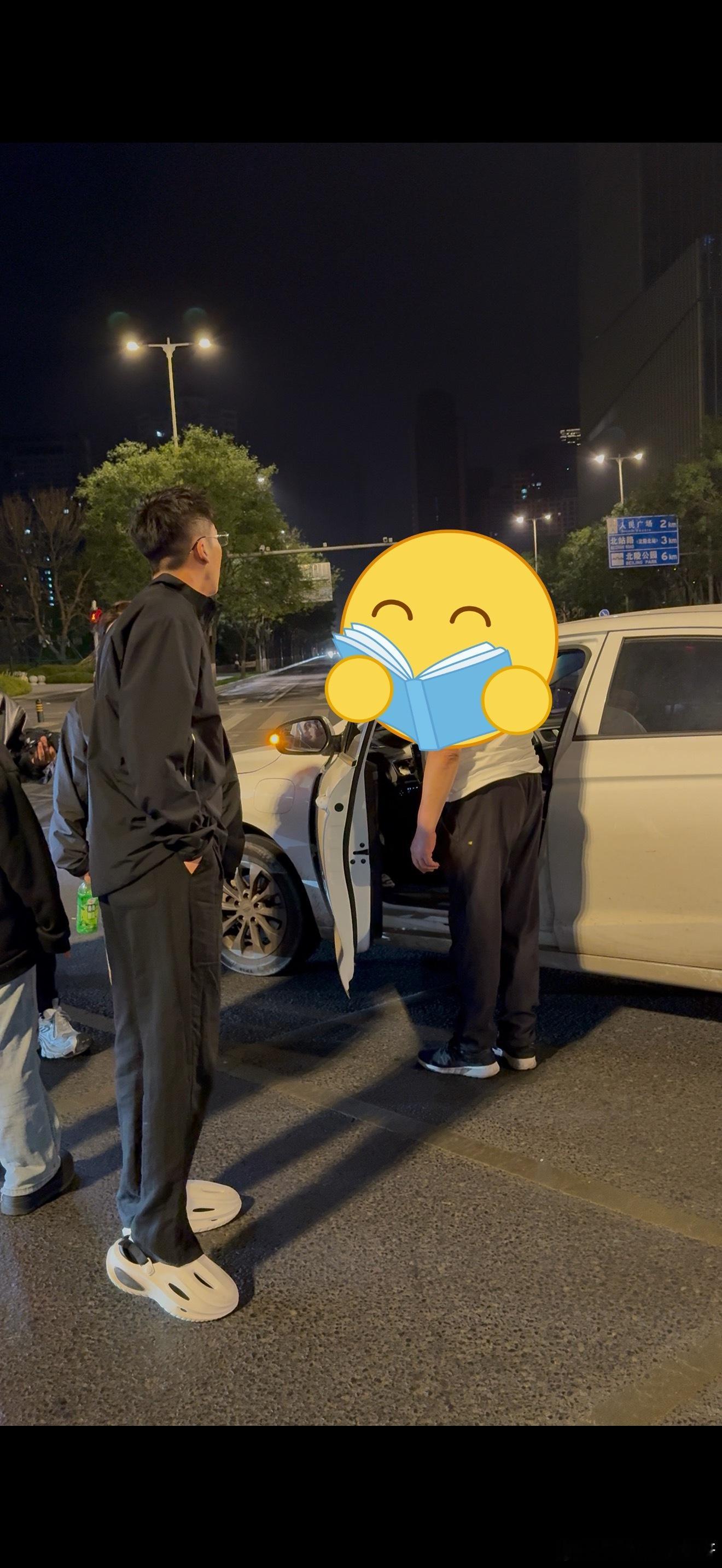 跟你们说一个搞笑又觉得厚很帅的事昨晚开车回家，到了路口绿灯最后两秒，厚开车和隔壁