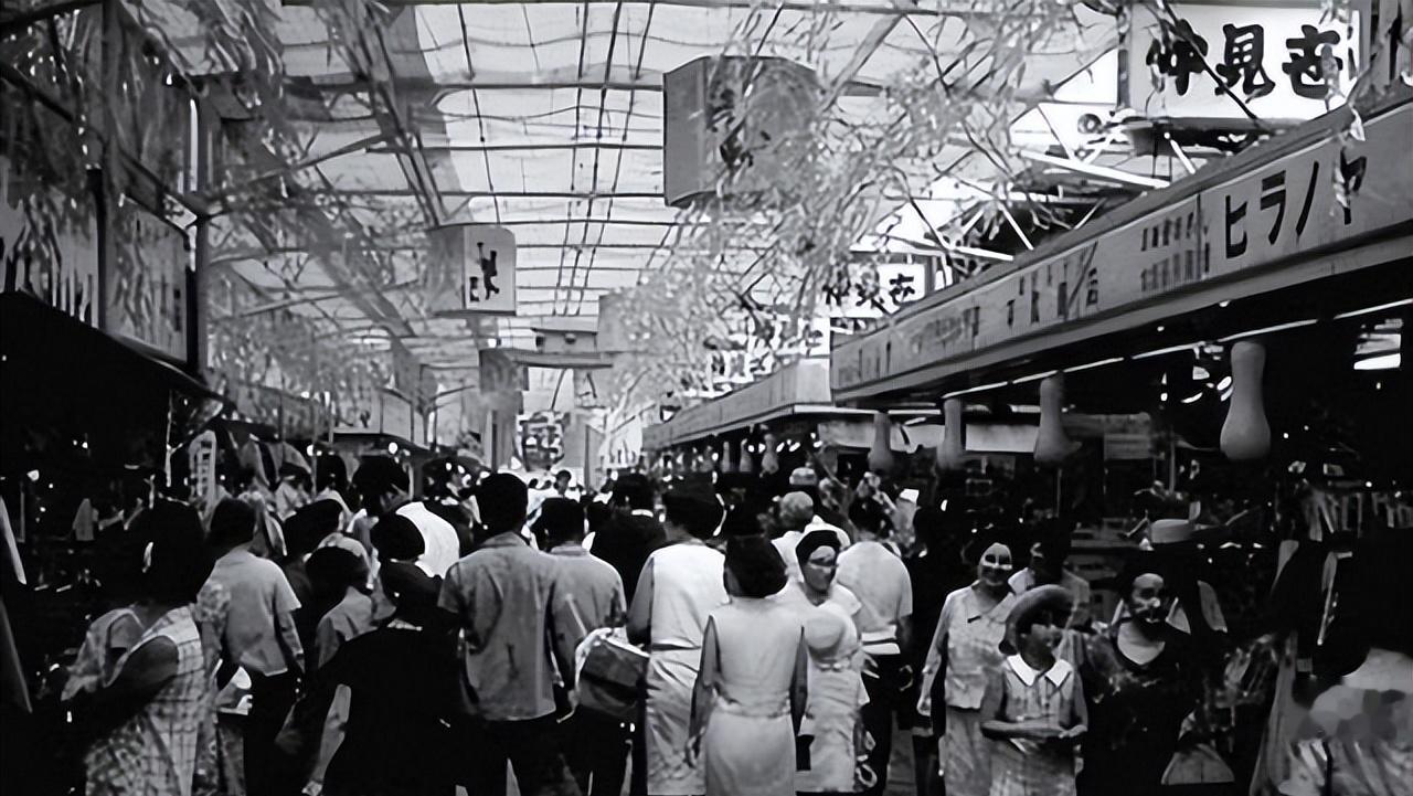 日本街头最扎眼的一幕，不是霓虹，是白发老人深夜守便利店、清晨做保洁。

65岁以