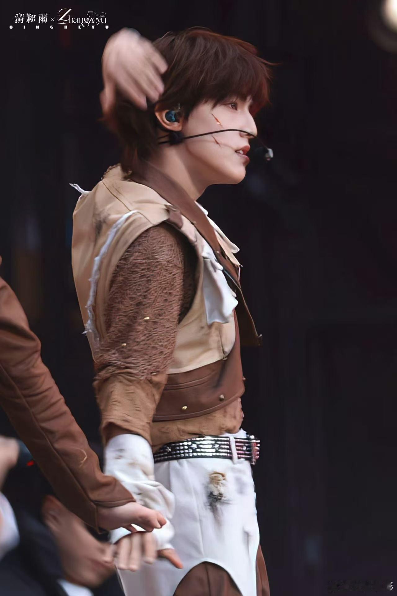 张泽禹黑西装满分男张泽禹废土风造型 西装绅士与废土战士一键切换！张泽禹以满分颜值