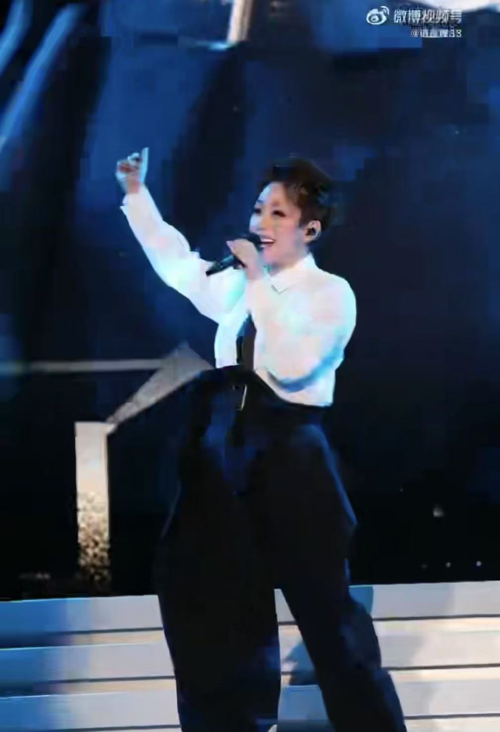 林忆莲穿了超大萝卜裤不愧是百变林忆莲，什么样的造型都能完美驾驭住，光是看到了穿了