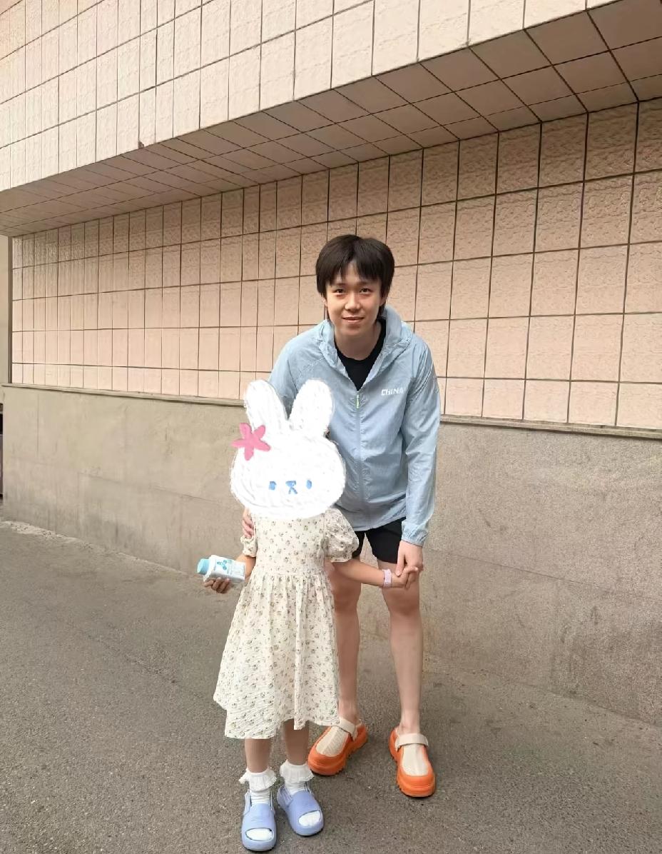 要说王楚钦喜欢孩子是真不假，
这不又和小孩合上影了。
要说这个小女孩是谁？
原来