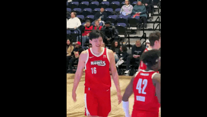 开拓者新秀杨瀚森真是太得意了！在今天进行的一场发展联盟的比赛中，撕裂之城混音主场