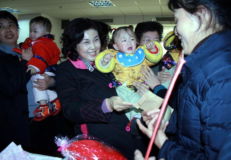 2026年2月，武汉产科发生一件大事，24岁新疆妈妈自然受孕生下1男4女五胞胎，