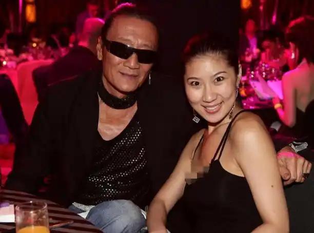 被谢贤养了12年，用青春换来2000万的Coco，已经走上了另一条大道。谢霆锋做