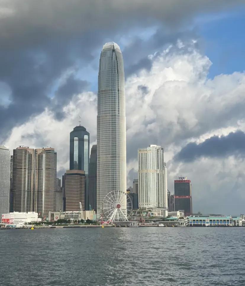 香港的后劲太大了
回来一周依然忘不了MTR扶梯催命般的嘟嘟声眼前好像还是旺角和尖