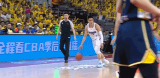 陈盈骏也两次犯规，双方的后卫都两次，但是陈盈骏还在场上广东男篮vs北京男篮
