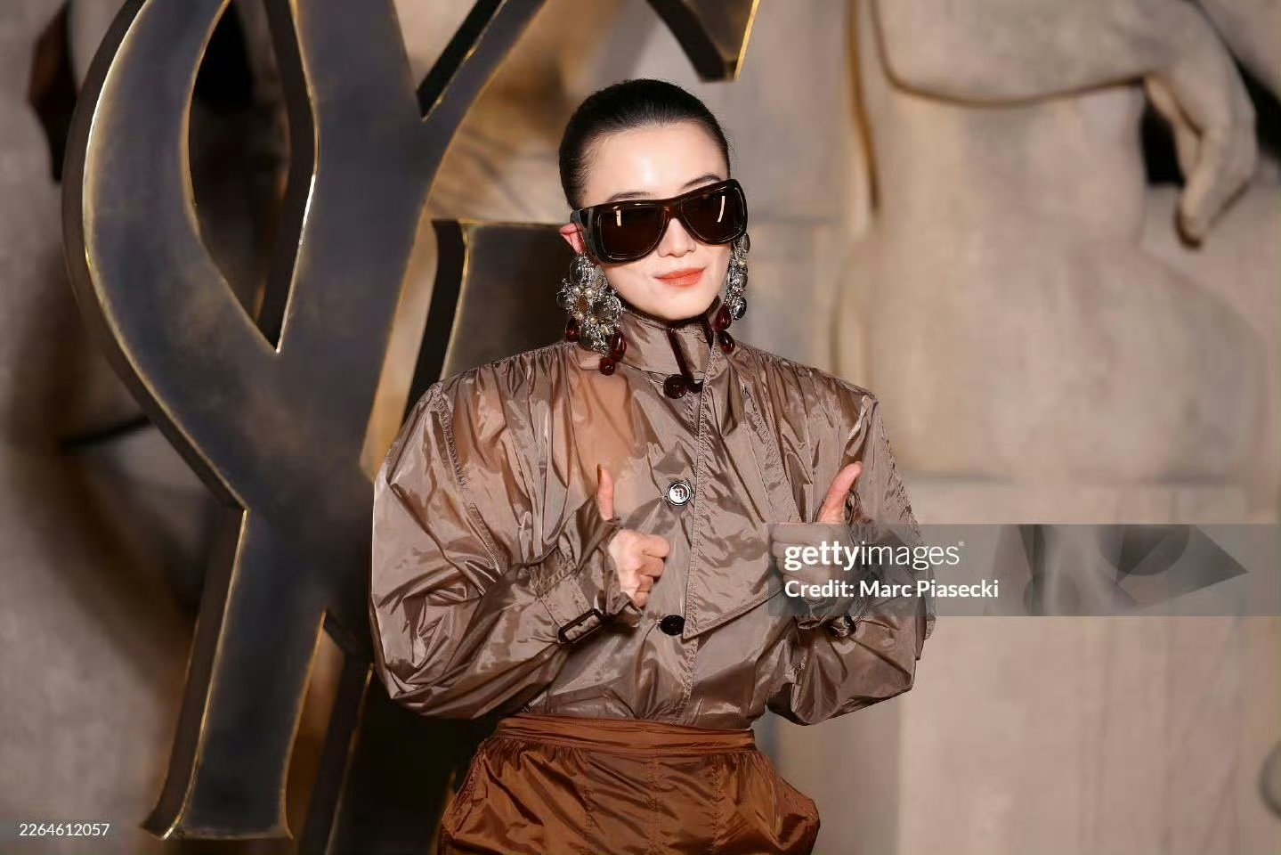 宋佳G社出图宋佳G社镜头宋佳在G社镜头里也太能打了，生图直出全是高级感，清冷又飒