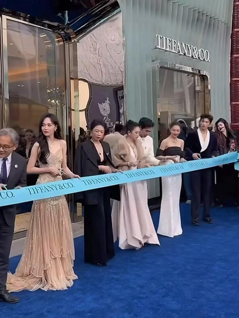 Tiffany活动剪彩视频来了，姨明显黑脸了，换位置后才开剪的，yxh说抢c的是