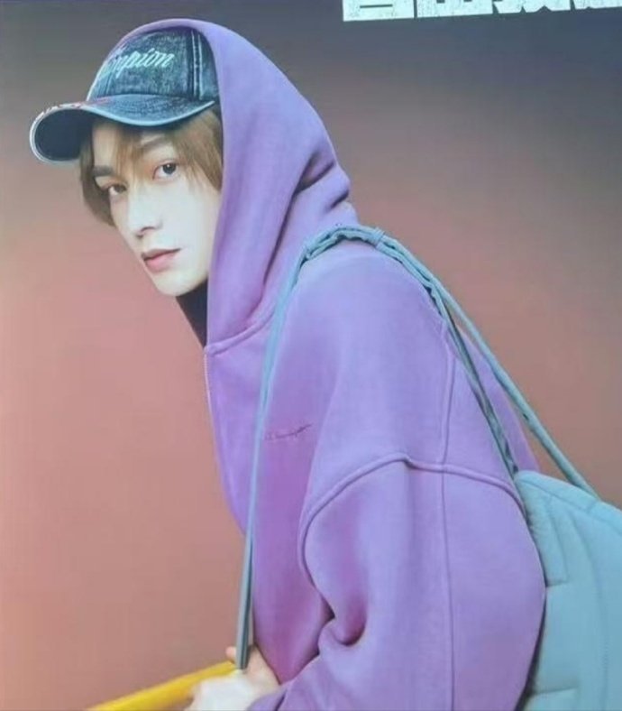 丁禹兮Champion海报来啦，是紫色连帽衫美式男高感直接拉满，好久不见的新鲜的