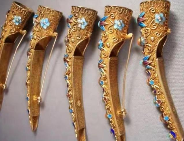 清朝妃子为何要戴长指甲套？除了好看之外，更多的是为了方便皇帝。 
 
慈禧太后叶