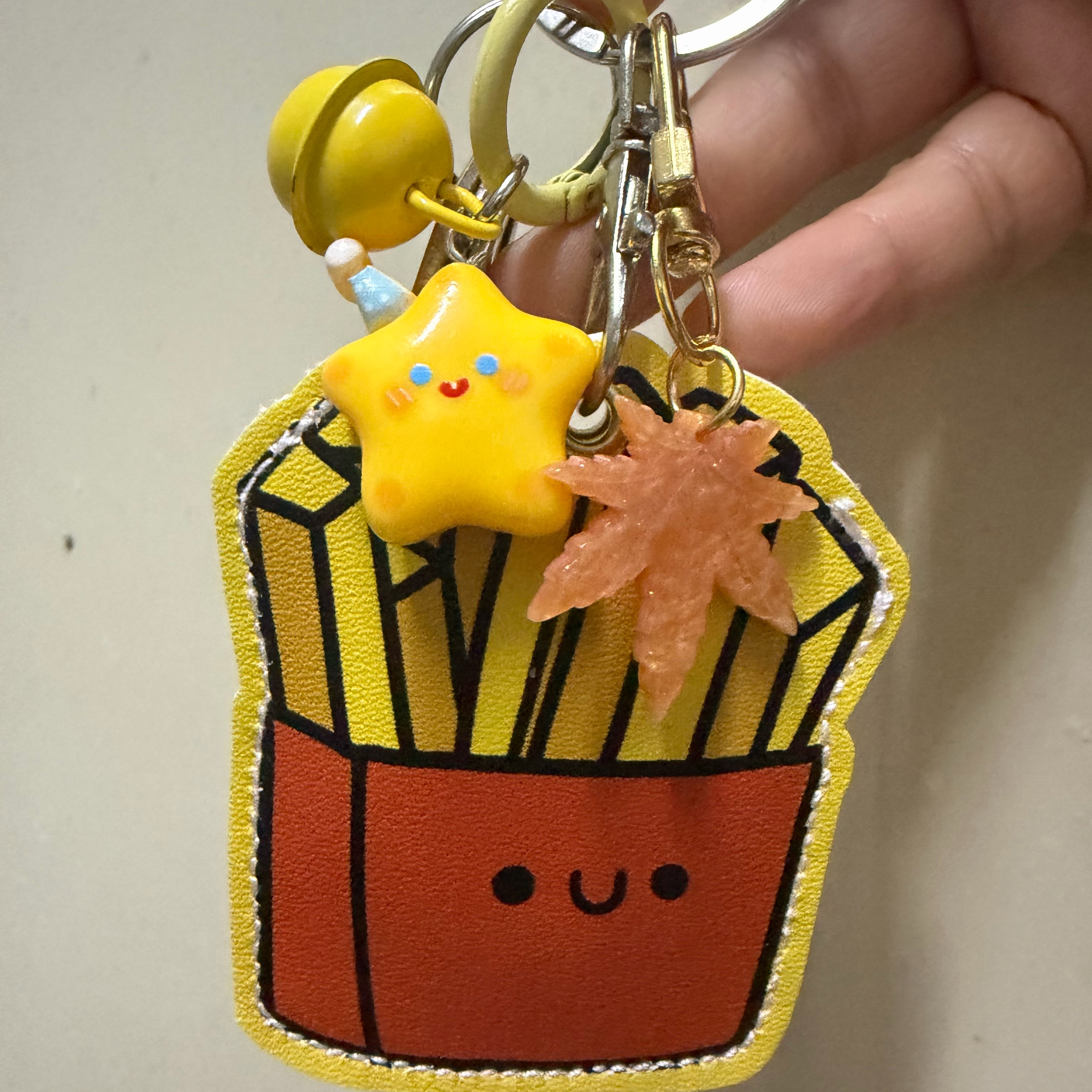 新买的钥匙扣，我妈说我挂一堆，同事说这个🍟好大一个，我也是没想到有这么大