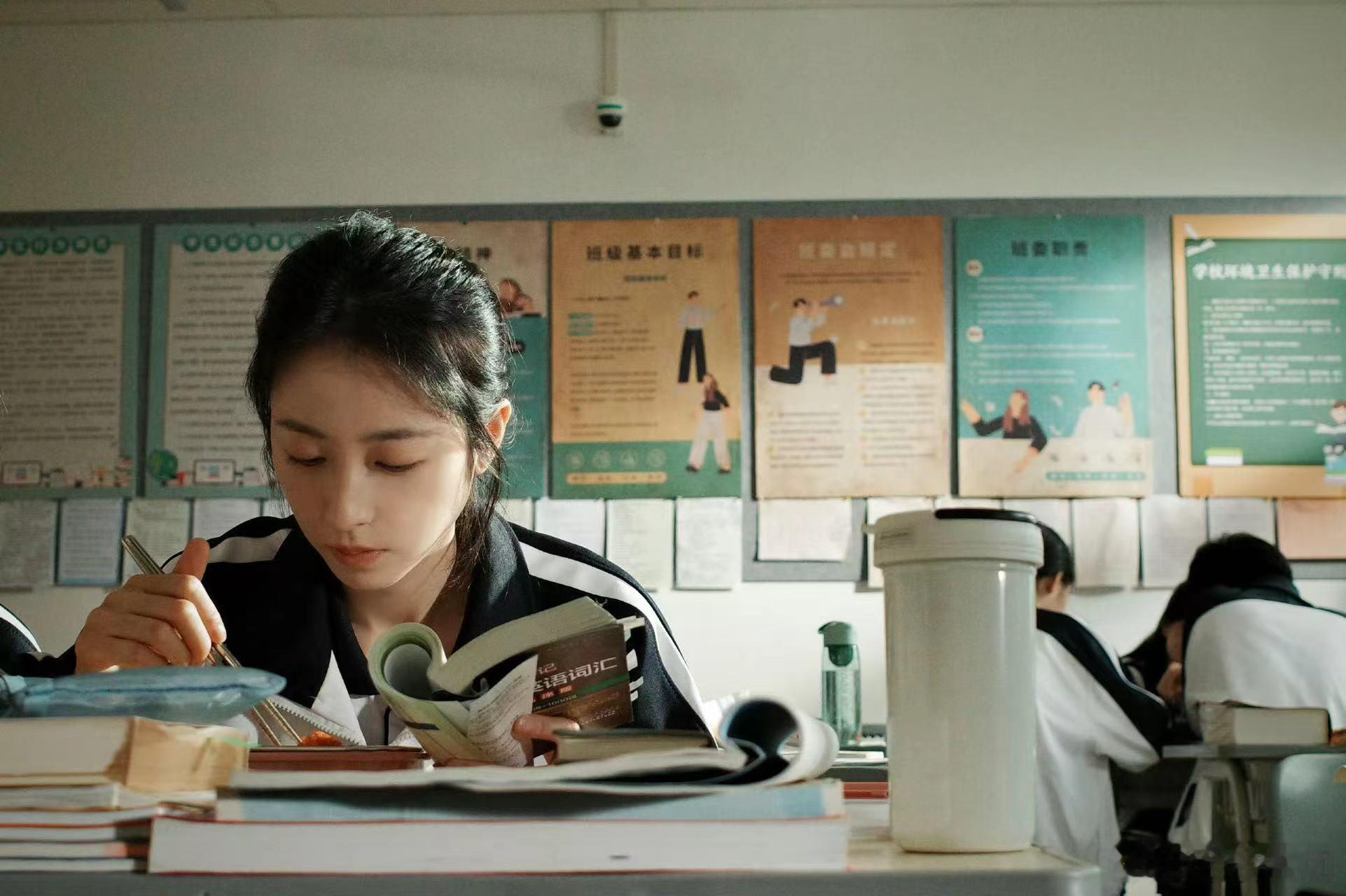 #周雨彤校园剧照##周雨彤高马尾白月光学姐#周雨彤校园照，高马尾清新优雅。白月光