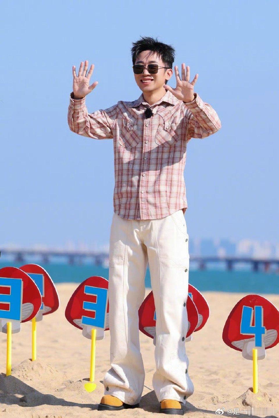 魏大勋主打一个有求必应 细节里全是教养！杨迪随口一句没水，魏大勋立刻行动送水，热