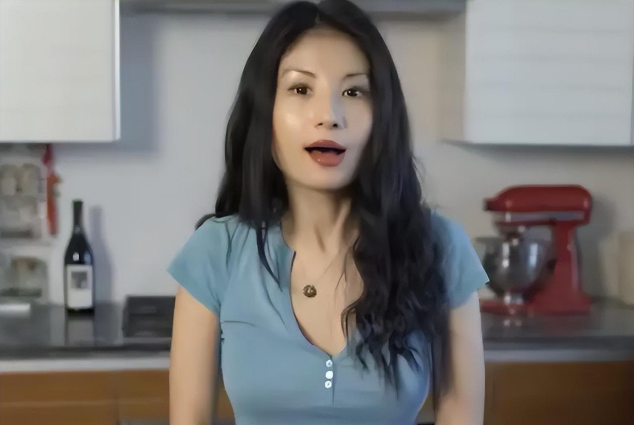 “我痛恨自己长了一张中国脸！”2018年，美国华裔女记者上蹿下跳，抹黑中国，但在