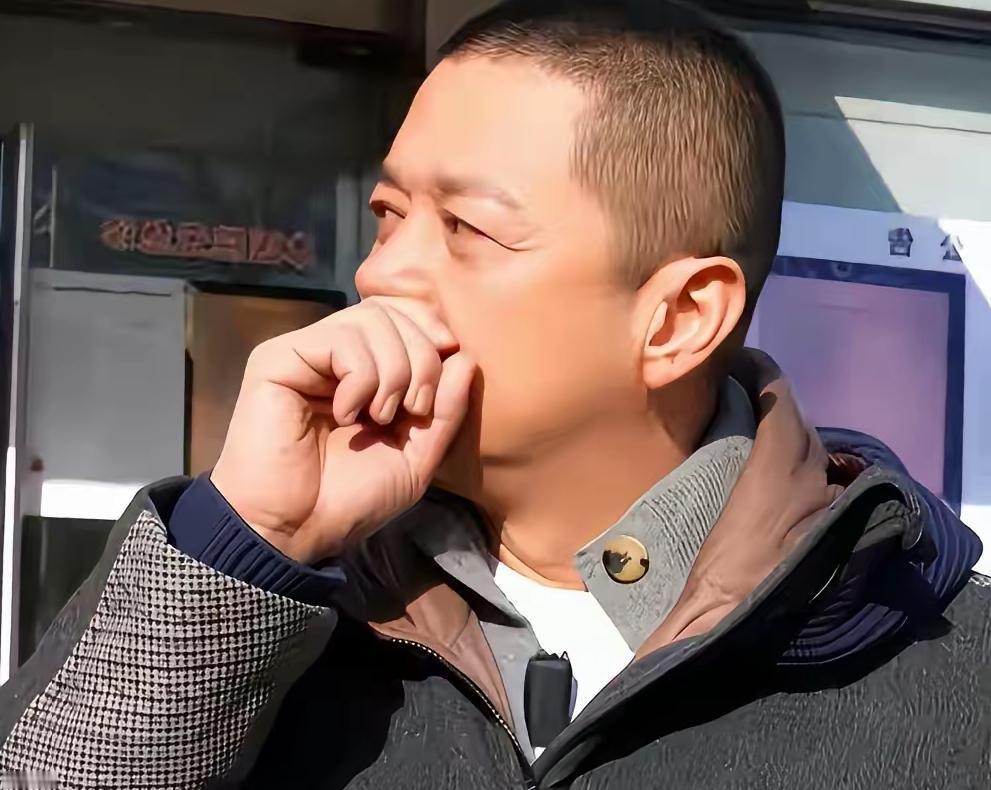 李亚鹏又哭了，
这次可不是因为催债电话，
也不是因为被舆论嘲讽，而是手机屏幕亮起