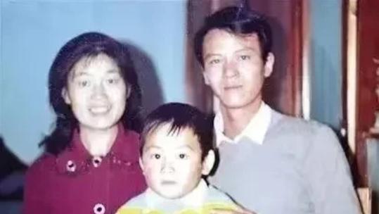 1979年，知青戴建国不顾家人反对，迎娶一个傻姑娘为妻。新婚夜，戴建国哭着解开她