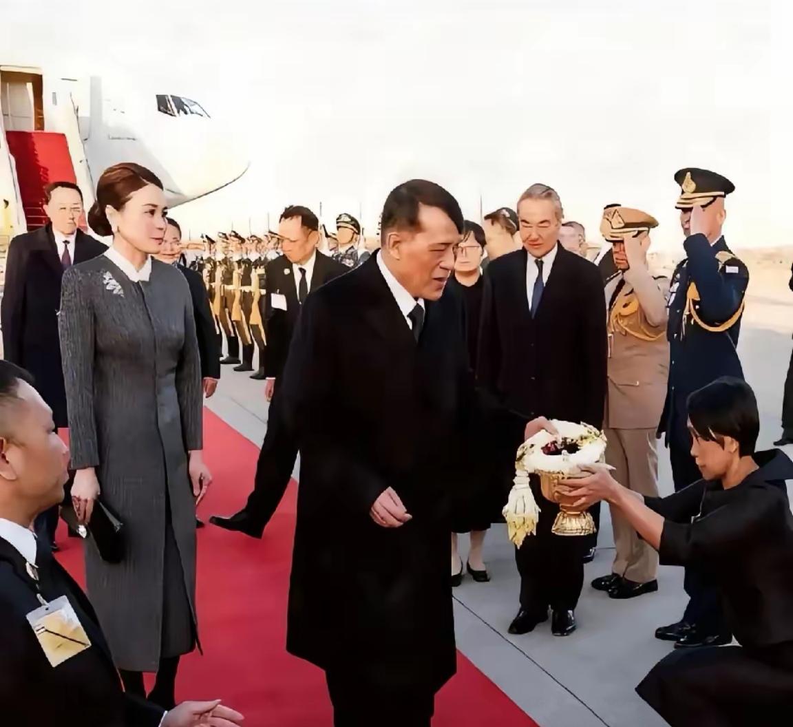 泰国国王与英国王室不一样，英国王室，政治外交基本上不参与的，而泰国国王权利巨大，