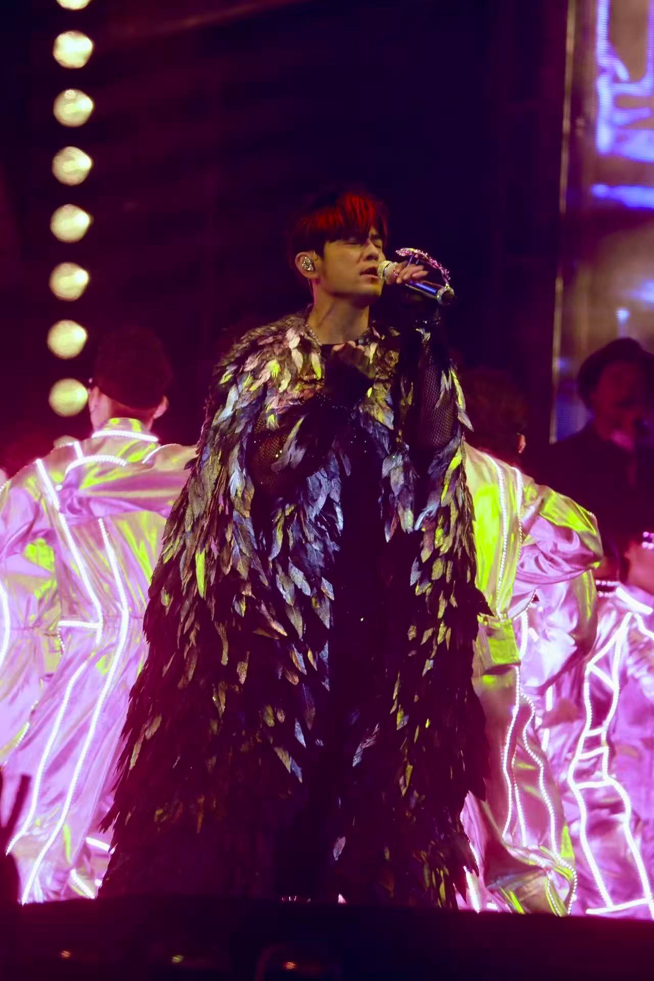 周杰伦杭州演唱会现场这身太惊艳啦！