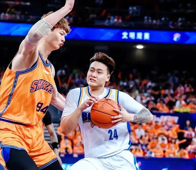 【上海87-82战胜北京】北京时间2026年5月15日晚，CBA季后赛半决赛迎来
