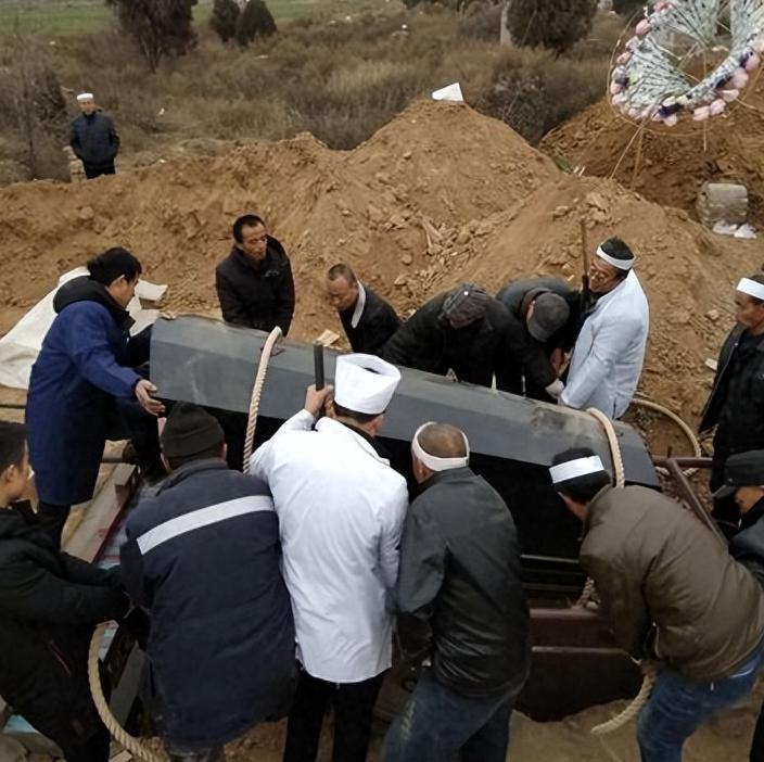 新的殡葬制度将于2026年3月30号执行，大概意思就是：一切从简，城里可以选火葬