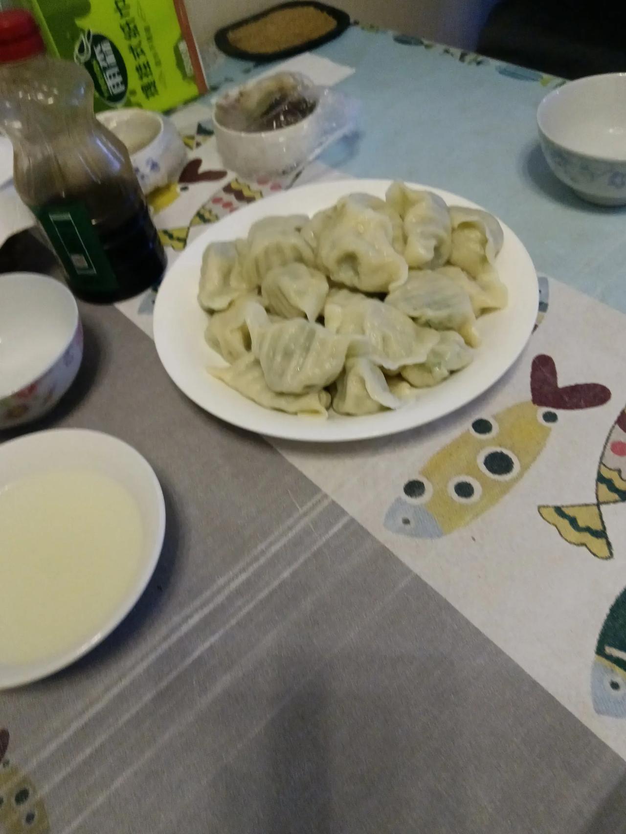 不怕你们笑话，我活了60岁了，第一次吃芹菜馅煮饺子。

前两天去市场买菜，农村小