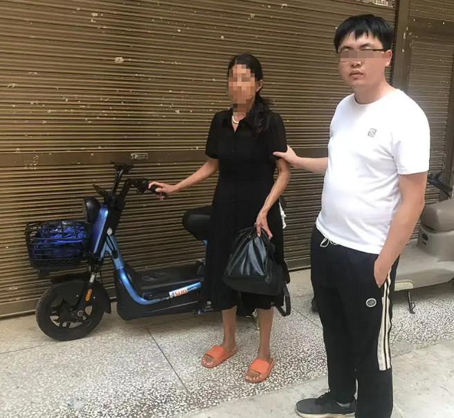 安徽一女子电动车没电，还带着孩子，车行店主见她不容易，答应让她在店里充电。结果六