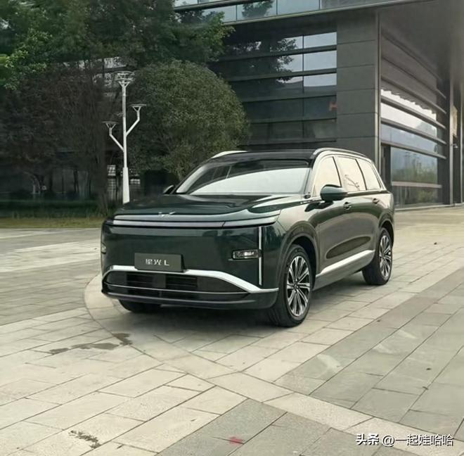 五菱星光L作为主打家庭用户的中大型插混六座SUV，精准填补了15万级亲民大六座的