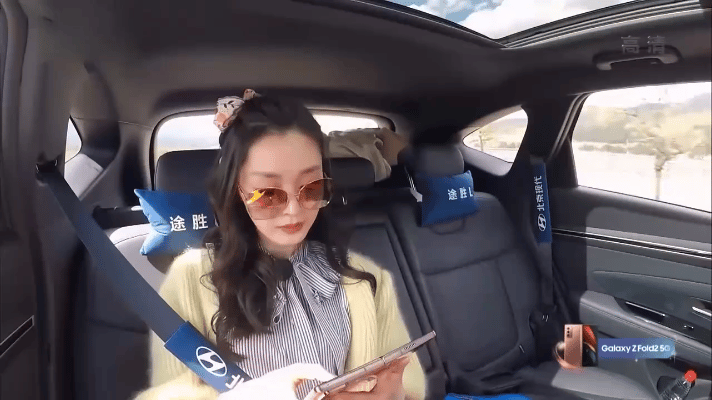 一句“我们好像在哪见过”的笨拙搭讪，开启了窦骁与何超莲的缘分。恋爱时，跨省探班、