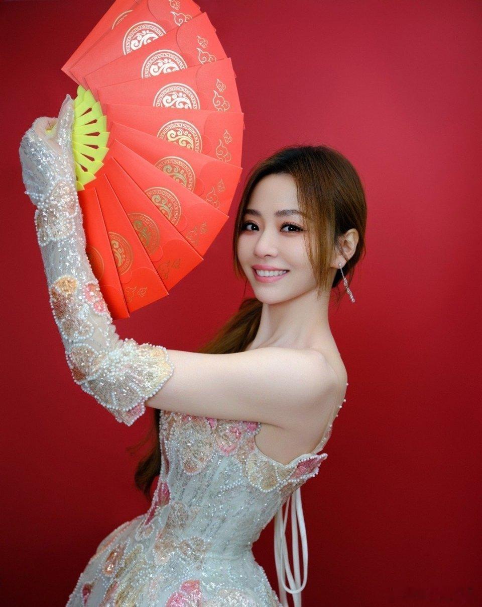 张靓颖行走的CD张靓颖这波直接把春晚开在长江里，三江六岸灯火全开，珍姐稳如CD的