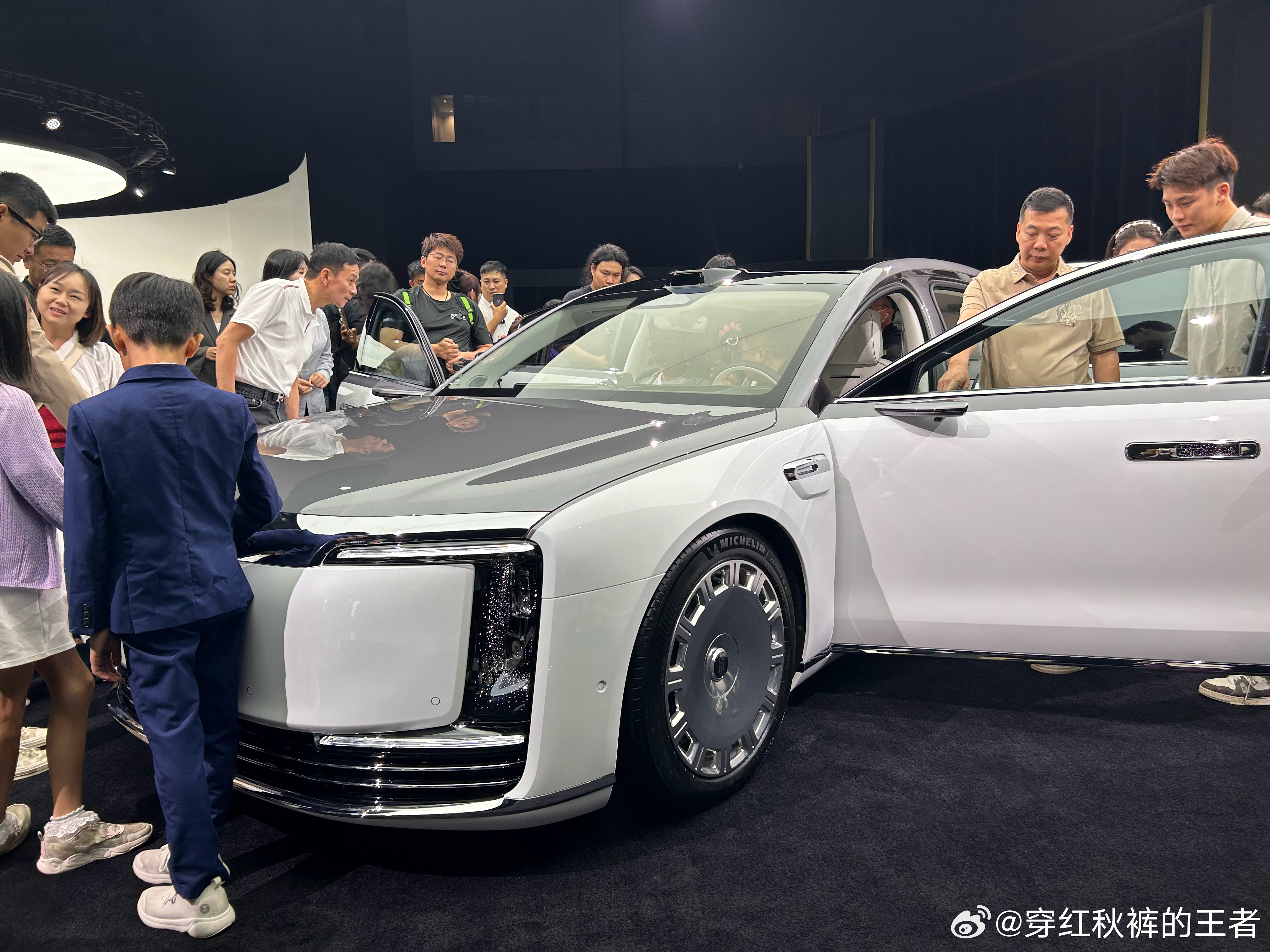 尊界S800这个灰+白色，非常优雅靓丽高级。 ​​​