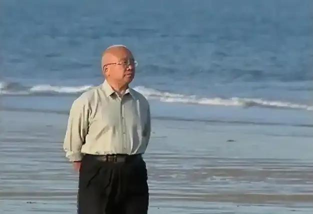 1987年的某个深夜，青岛某医院精神科走廊里，54岁的魏世杰正用身体抵住剧烈挣扎