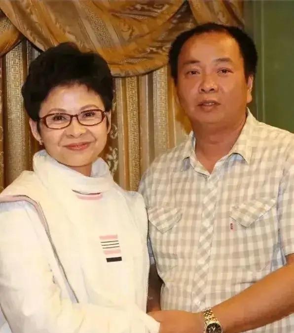 董文华现身农村戏台高歌献声，曾经的国民偶像今何在？这几天网上可谓是炸锅了。就连最