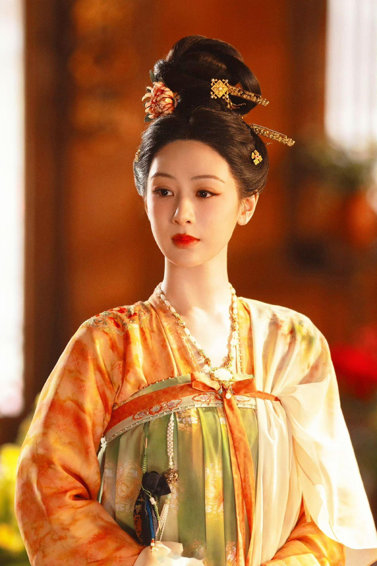 杨紫以匠人之心谱百花之雅  杨紫不逢不若音源上线 由演唱的《不逢不若》音源正式上