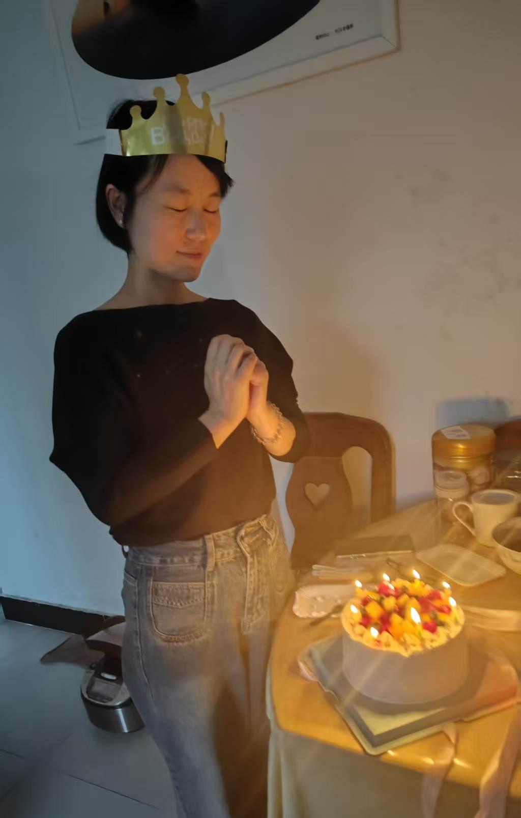 以前小时候总盼望着长大
每次过生日都会许下很多愿望
那时候觉得
生日是一个很特别