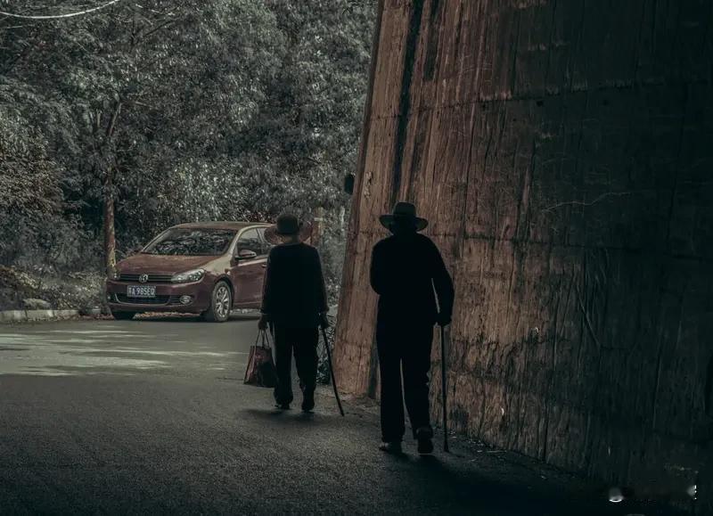 皮肤衰老的原因可不少。年龄增长是自然因素，25岁后皮肤新陈代谢变慢，胶原蛋白流失