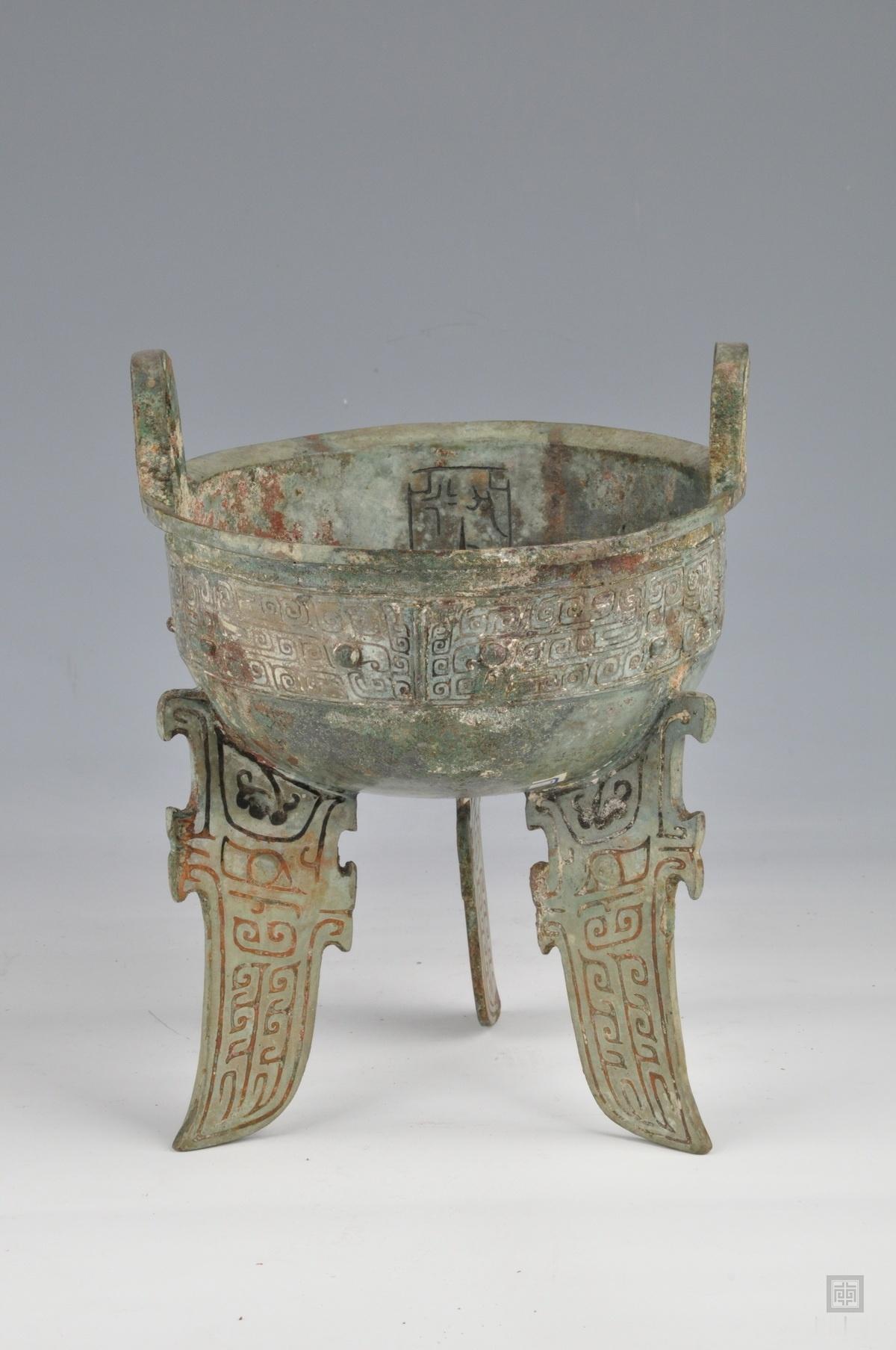 每天一件青铜器 南京博物院藏商晚期:龙扁足鼎 