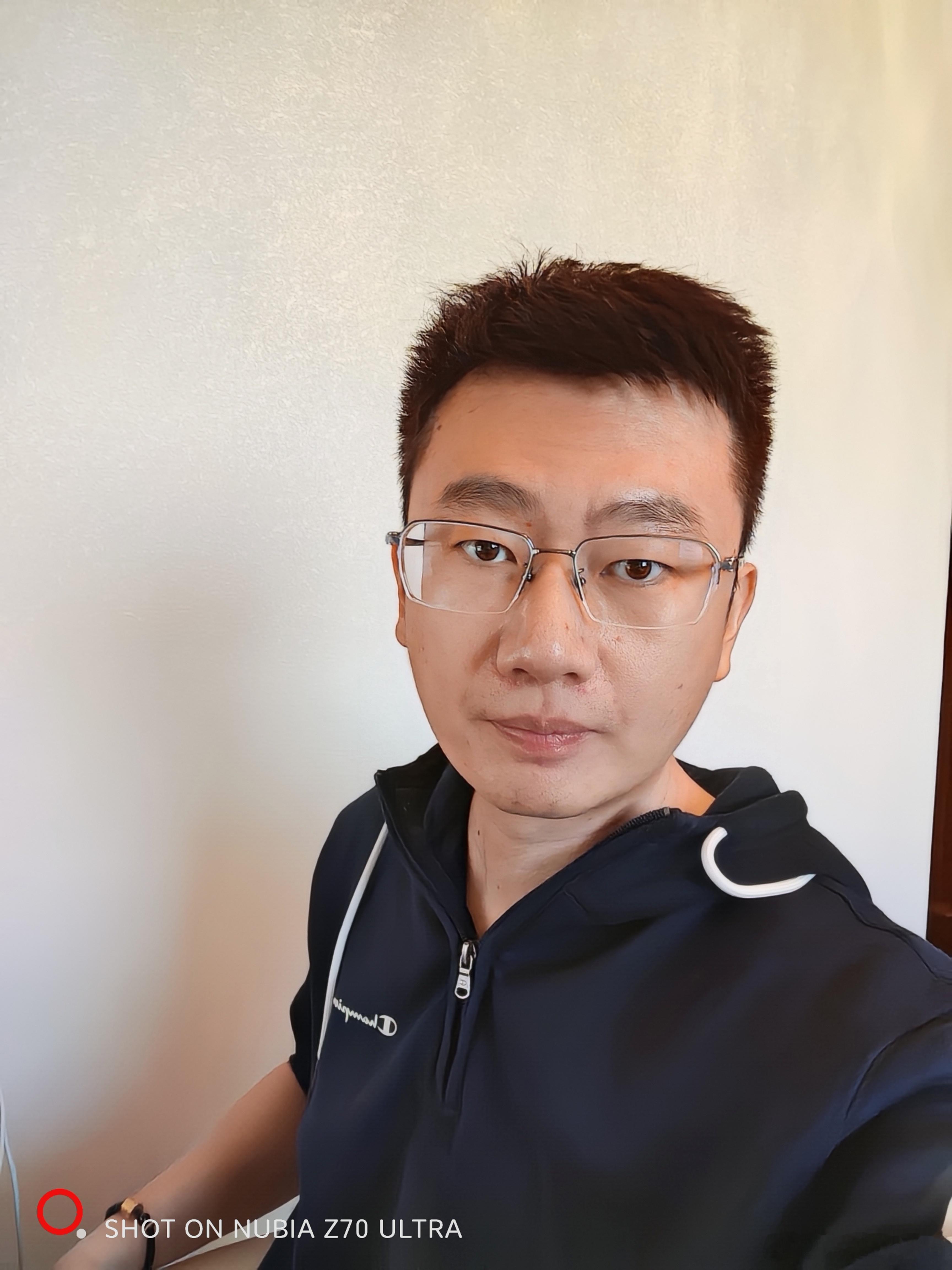 试试努比亚Z70 Ultra的自拍，今年努比亚屏下摄像头达到了非常不错的级别了，