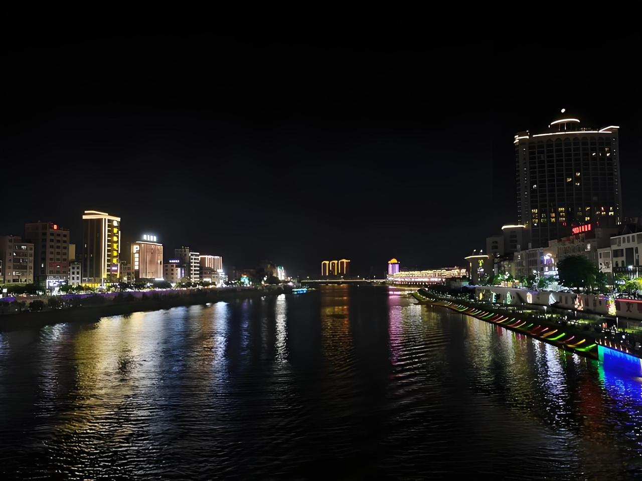 小区里的住户都明白，有两类人万万不能怠慢，一类是门岗保安，另一类是保洁师傅。不少