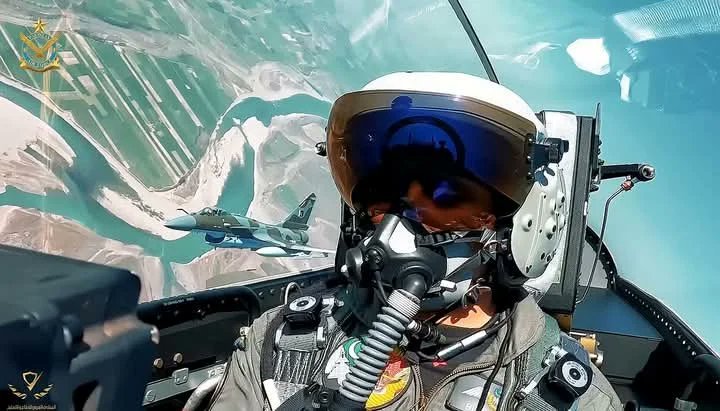 “这是一场持续近一小时的激烈空战，飞行员们必定精疲力竭。这很可能是超视距导弹空战